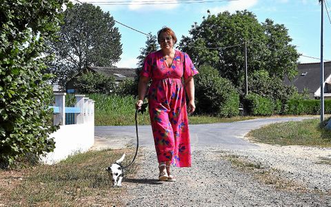 Six ans après les faits, Sandrine L’Helias emmène toujours Hadèle en promenade quotidienne près de l’endroit où elle a été fulgurée, à Ploumagoar. « Au même endroit mais plus jamais en début d’après-midi. » Il peut arriver que ses acouphènes sifflent davantage avant l’orage. « Je sens les changements de temps, c’est un avantage ! »
