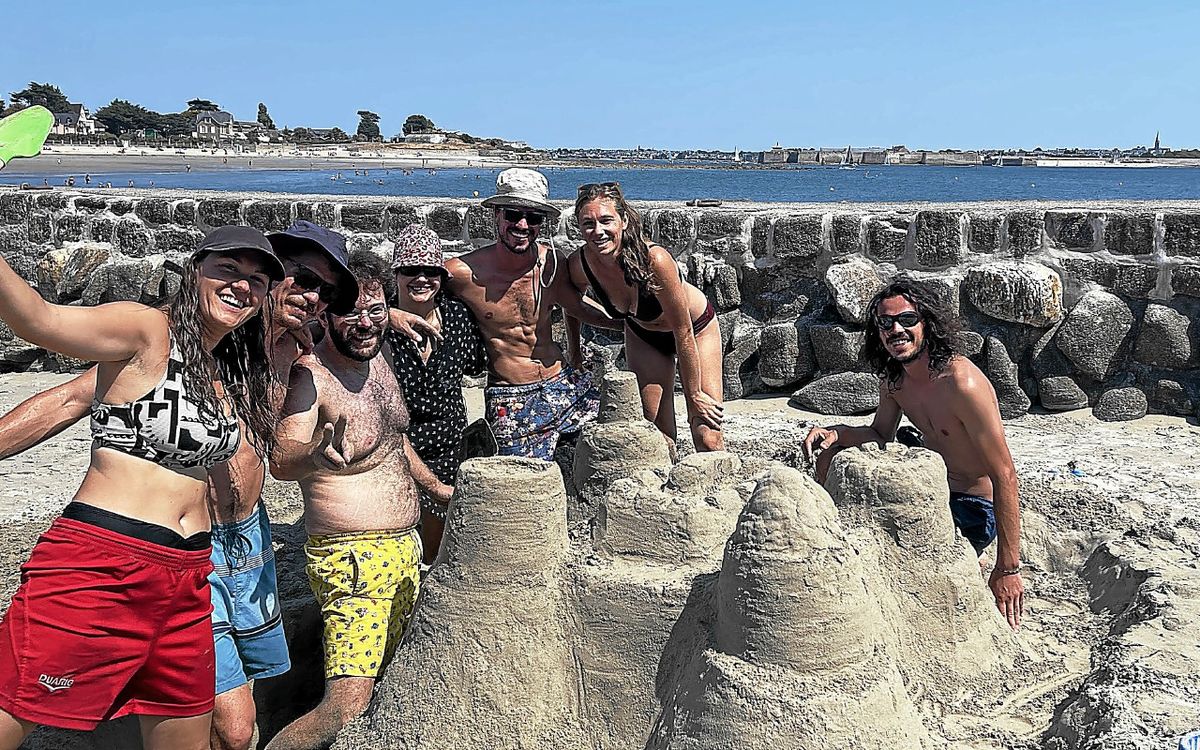 « On fait des châteaux de sable depuis toujours ! » : venus de Grenoble, Léo et Emma profitent de Larmor-Plage avec leurs amis