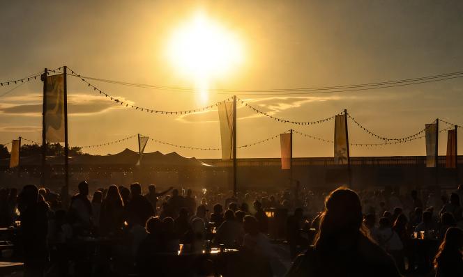 La côte belge aime prolonger l’été en musique, les pieds dans le sable au coucher du soleil.