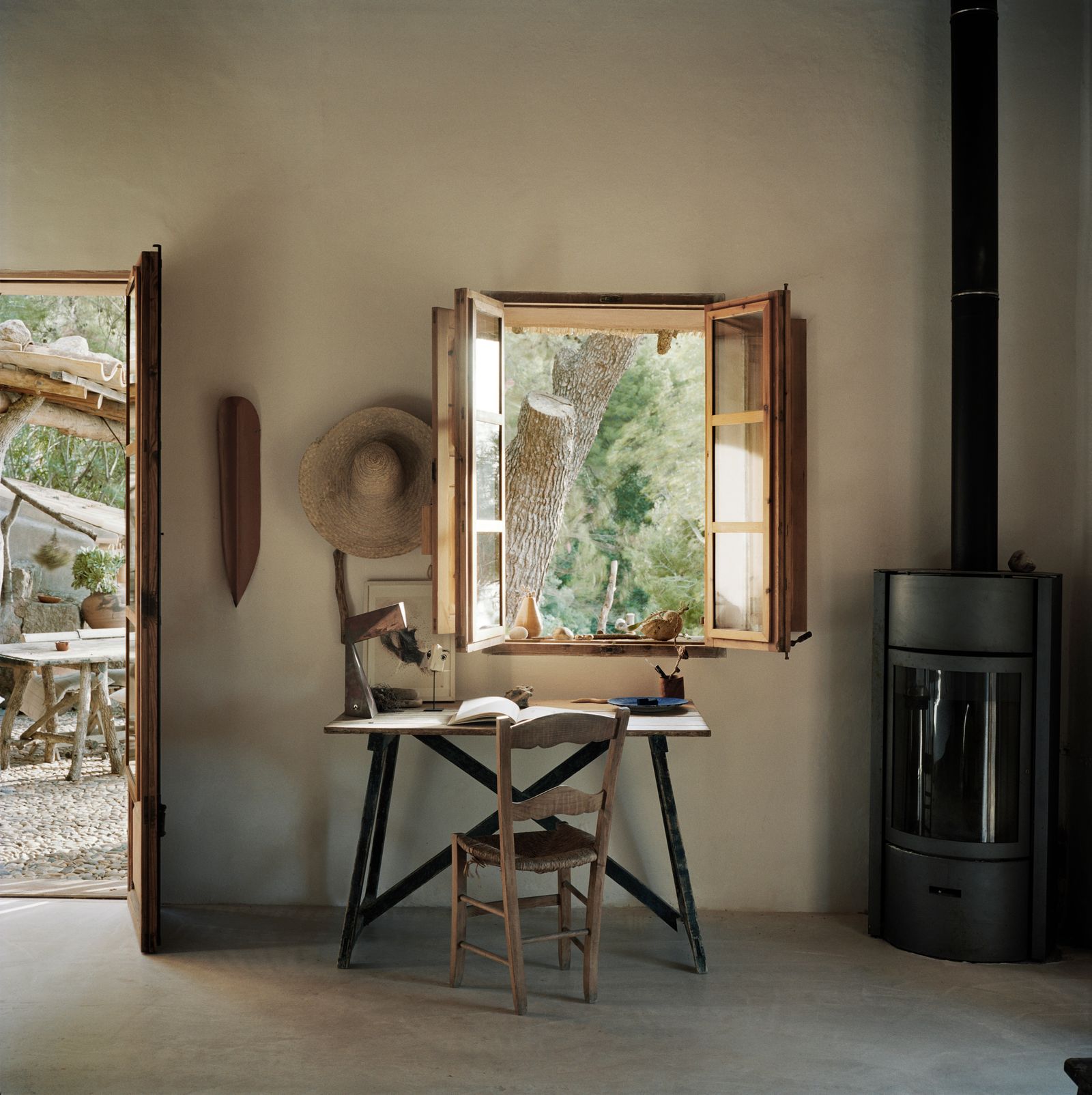 L'architecte d'intrieur a amnag un petit bureau face à la terrasse.