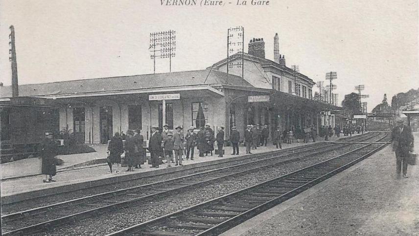 La gare de Vernon est la première gare normande desservie par la ligne Paris-Rouen.
