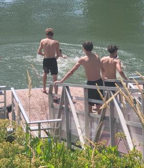 Sur les pontons de la Seine, en pleine canicule, des groupes de jeunes rouennais n’hésitent pas à piquer une tête.