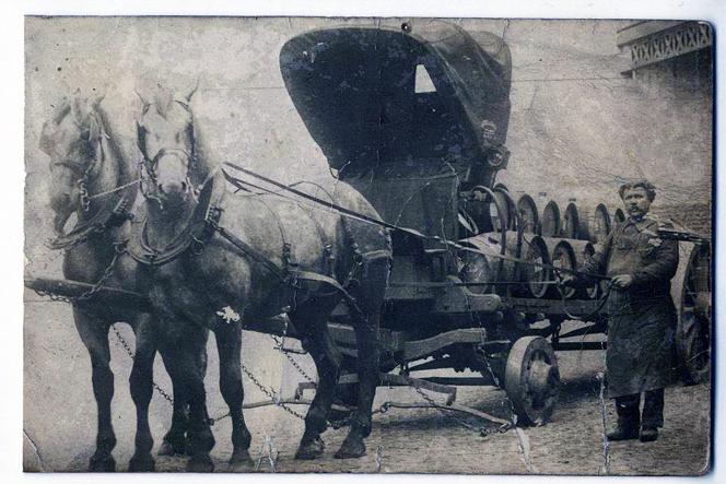 Transporteur de tonneaux rue hoche à Roubaix en 1910. Photo Ateliers Mémoire Roubaix.