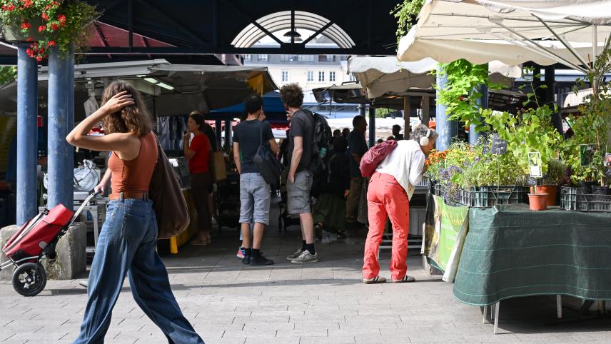 Le marché du Clos Saint-Marc à Rouen est un endroit où toutes les générations se croisent et échangent.