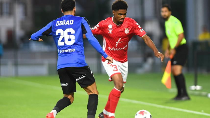 Alors qu’il avait sifflé dans un premier temps après l’intervention de Brice Oggad sur Melvin Borne, dans la surface de réparation cannoise, l’arbitre est revenu sur sa décision.