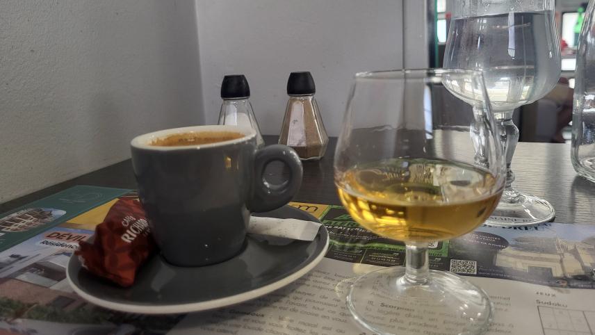 Un « café Calva », servi dans la brasserie Le Floréal, rive gauche, à Rouen.
