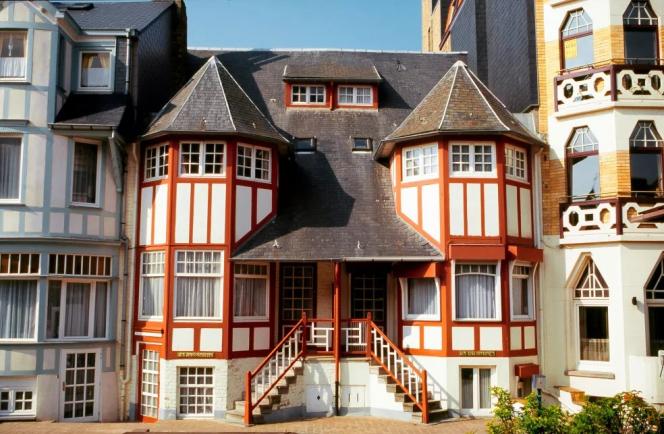 Pourquoi les maisons de vacances de la bourgeoisie belge du XIXe siècle à La Panne ont-elles un air de famille avec les cottages anglais ? Une visite guidée vous raconte tous leurs secrets.