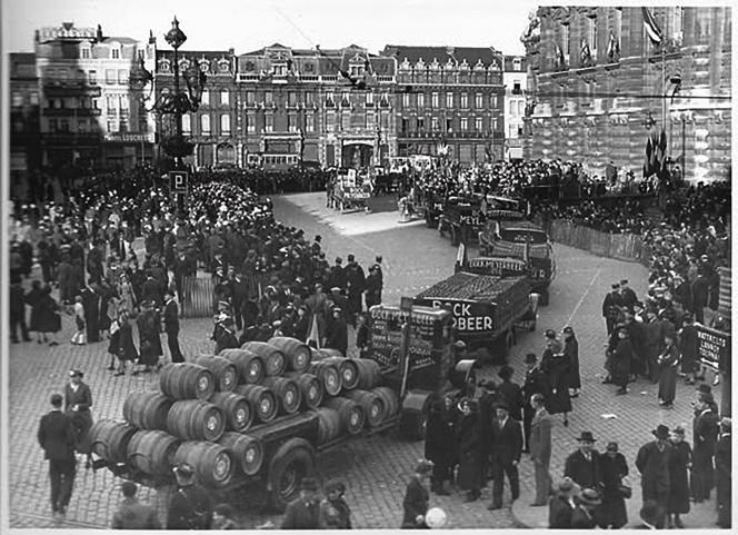 La foule et le cortège sur la Grand-Place de Roubaix pour le 50e anniversaire de la brasserie Meyerbeer En 1938. Photo collection privé – Atelier Mémoire Roubaix.