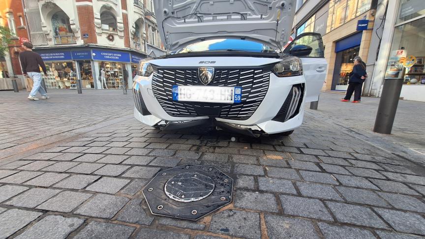 Jeudi soir, une 208 électrique a percuté la borne automatique de la rue Pierre-Mauroy.