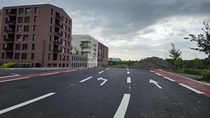 Les travaux préparatoires réalisés sur la voirie à Saint-André donnent une idée de la largeur du futur pont enjambant la Deûle.