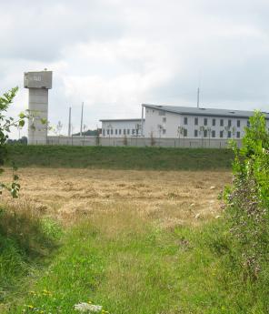Le mis en cause aurait violé la fille de sa compagne en 2024 alors même qu’il en recevait la visite au sein d’une unité de vie familiale de la prison de Saint-Aubin-Routot.