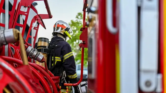 Deux lances à incendie ont permis d’éteindre le feu. Photo d’illustration.