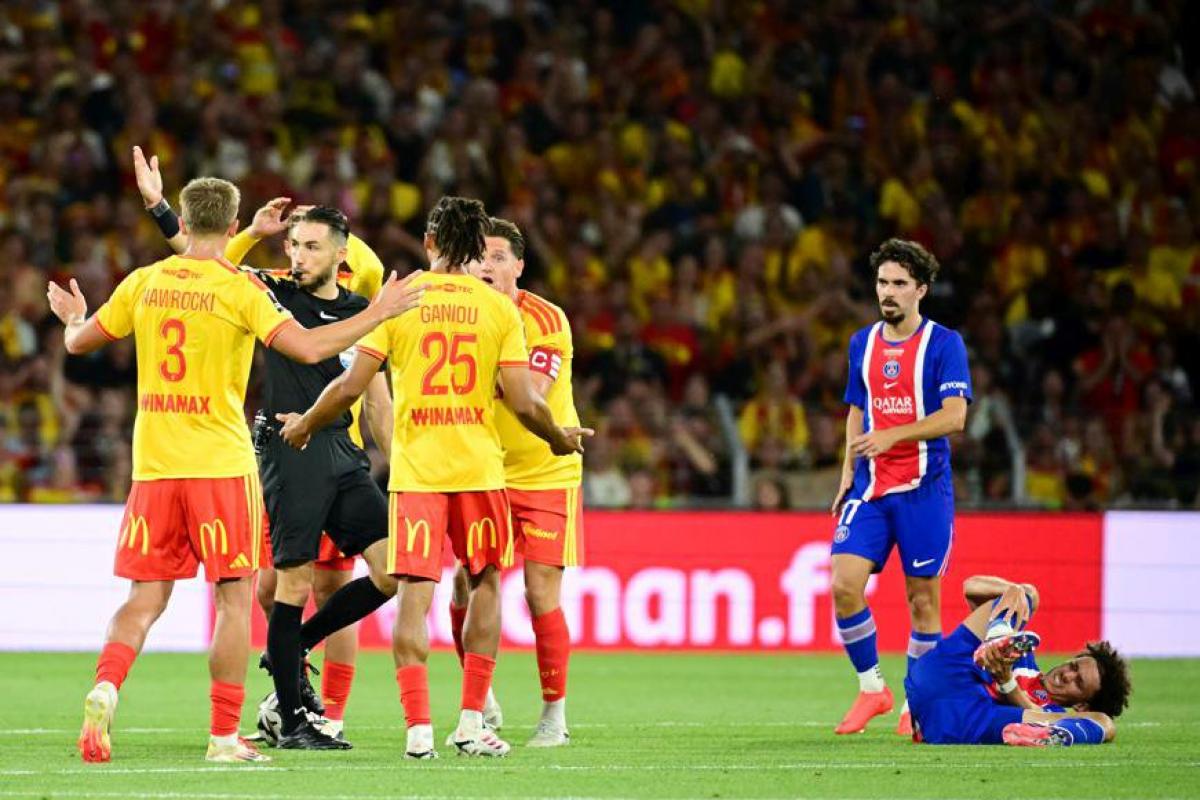 Deux cartons rouge et un but refusé, un arbitrage qui fait débat pour Lens-PSG