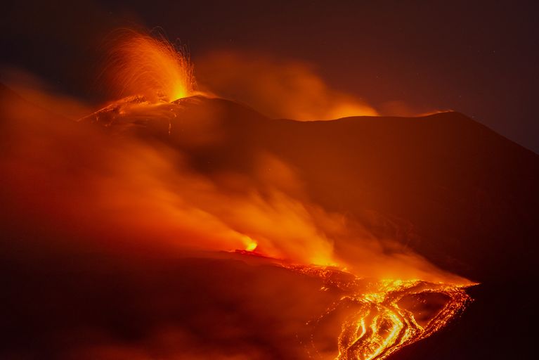 L’Etna entre dans une nouvelle phase paroxystique marquée par une intense activité au cratère sommital de la Voragine, à Catane, en Sicile, en Italie, le 8 août 2026.