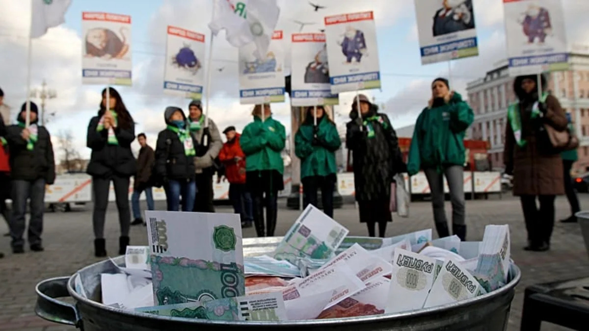 "Sous le matelas" : pourquoi les Russes font des réserves de cash et comment les banques gèrent la pénurie
