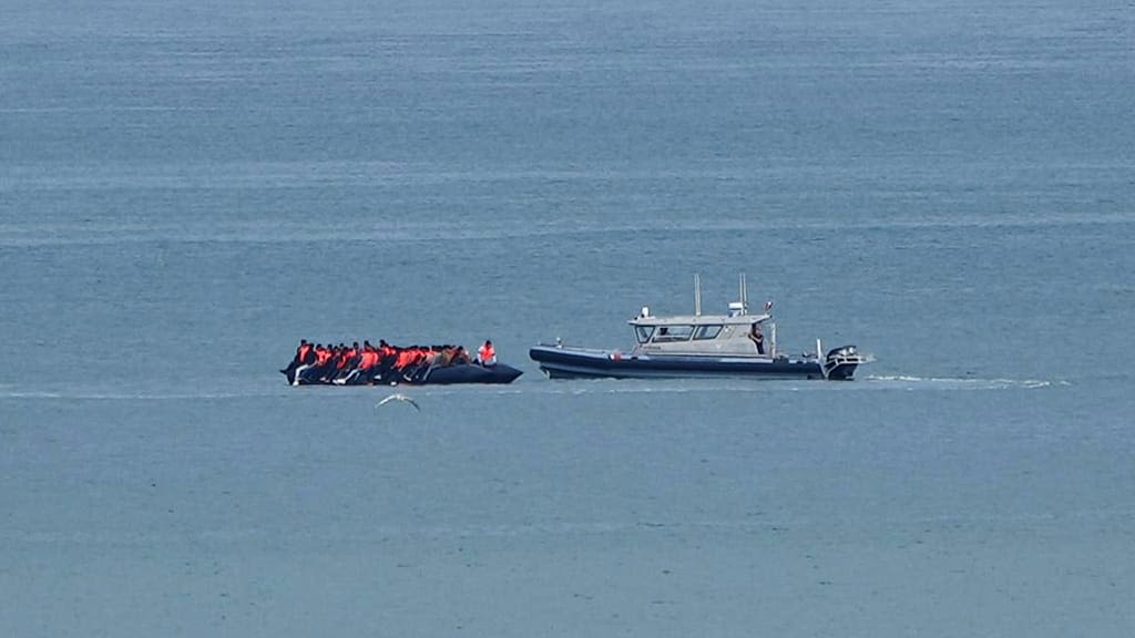 France-Royaume-Uni : 230 migrants traversent la Manche à bord d'une seule embarcation, un record