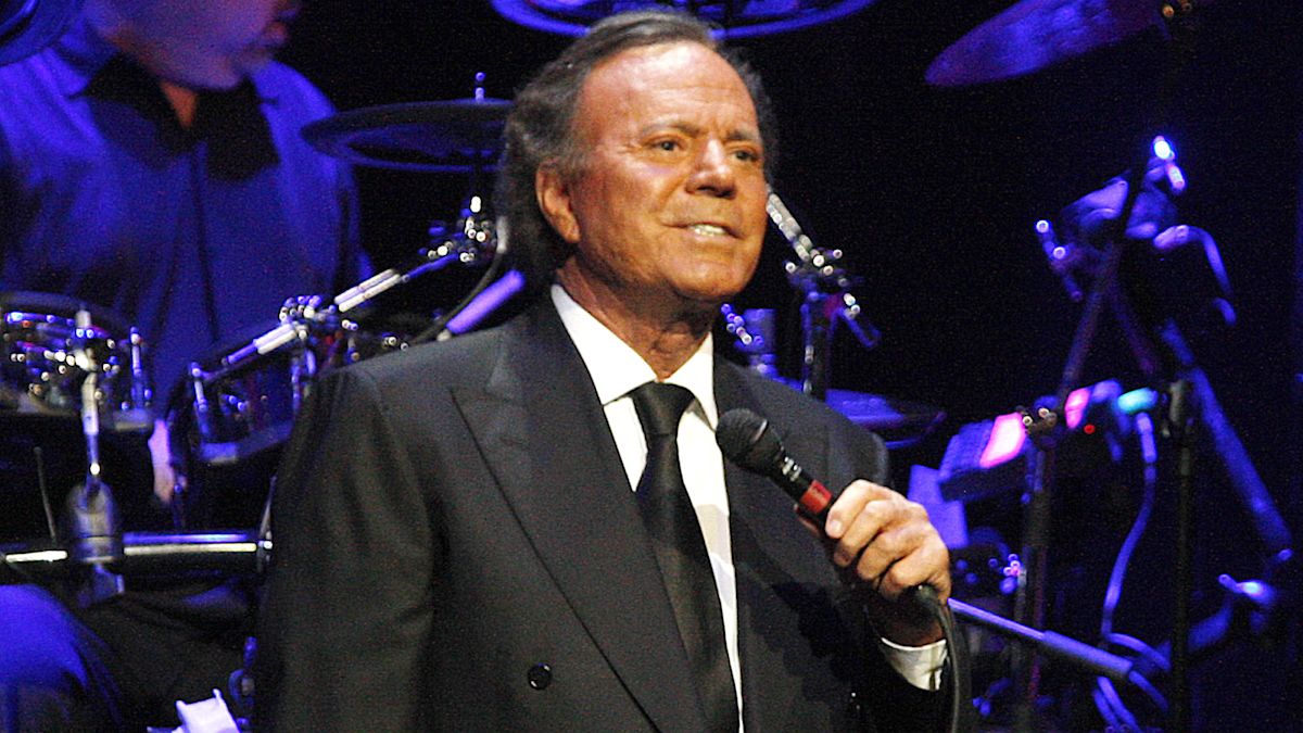 Julio Iglesias, 82 ans : son secret pour rester en forme, "Je marche une heure par jour, je nage 250 jours par an et je mange des lentilles"