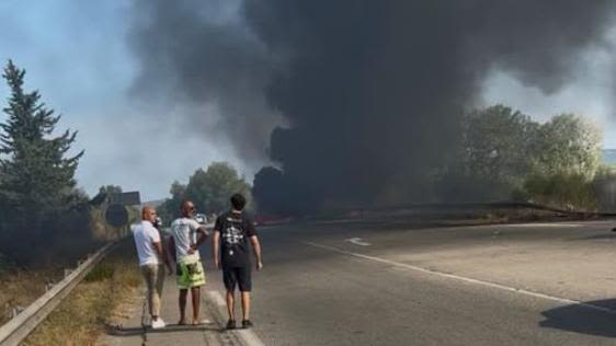 Un avion de l'armée se pose en feu sur une route près de Marseille, ce que l'on sait