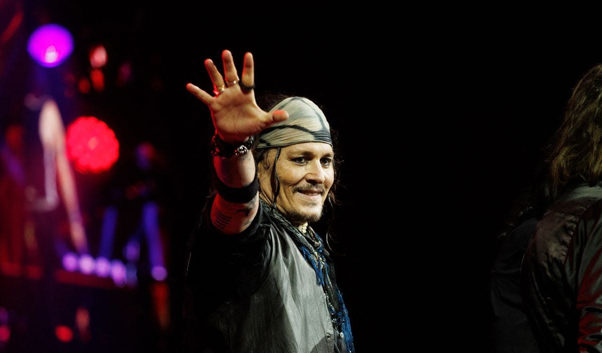 Johnny Depp : l'acteur apparaît sur la scène de l'Adidas Arena de Paris avec son groupe de musique