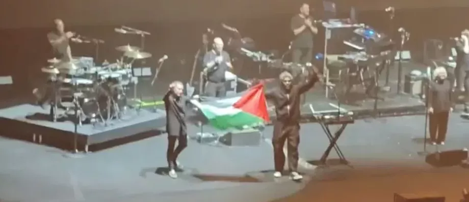Le groupe britannique Massive Attack a été interdit de se produire à Singapour, après que deux de ses membres ont brandi un drapeau palestinien sur scène et crié "Palestine Libre"