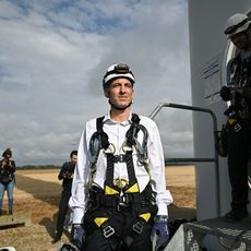 Raphaël Glucksmann se prépare à entrer dans une éolienne lors d’une visite au parc éolien d’Aunis, à Saint-Jean-de-Liversay, dans l’ouest de la France, le 25 août 2026.