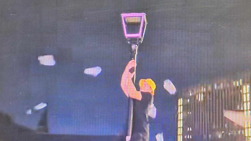 Toute la soirée, place Louise-de-Bettignies, comme en attestent des vidéos TikTok, des fêtards escaladaient les lampadaires, tout en se faisant canarder par des gobelets en plastique dur.