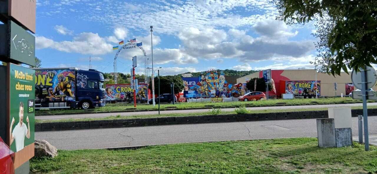 Près de Rouen : un cirque s’installe illégalement sur le parking de ce centre commercial