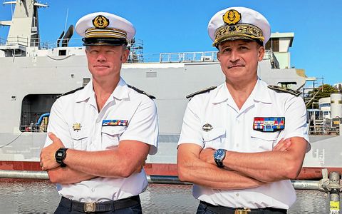 À Concarneau, ce mardi 8 septembre, le vice-amiral d’escadre Stanislas de Chargères (à droite), commandant la Force d’action navale, a fait reconnaître le capitaine de frégate Côme Deroide (à gauche) comme commandant du patrouilleur hauturier Trolley de Prévaux.