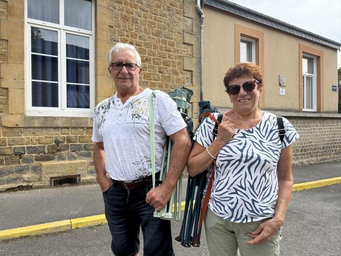 Jean-Claude et Carole ont prévu le coup. Comme beaucoup, ils sont venus avec leurs chaises de camping.
