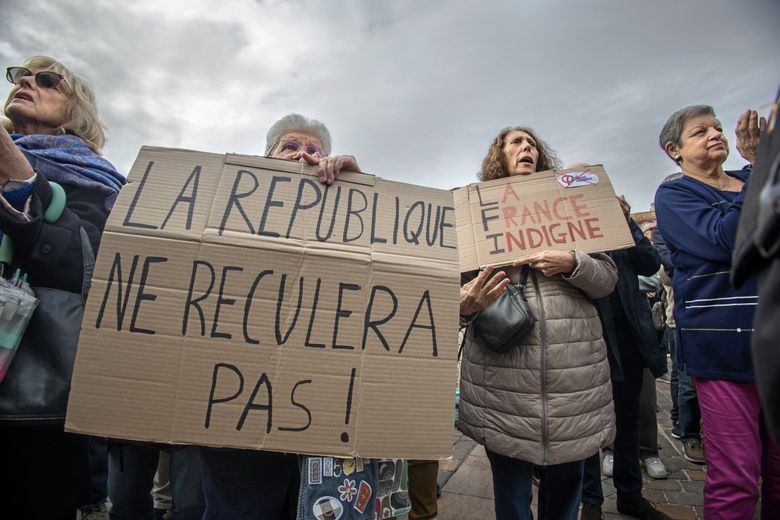 Des commerçants se sont joints au rassemblement à l'appel de l'AMF lundi au Capitole.
