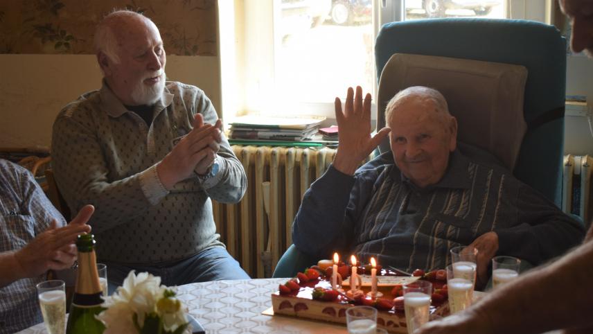 Roger Coquerel, ancien maire de Miserey, a fêté ses 100 ans dimanche 23 août 2026. Il a de nouveau soufflé les bougies le lendemain.