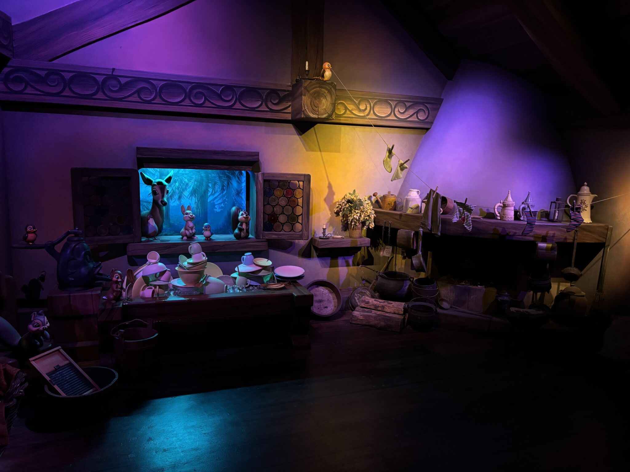 Inside the attraction, the cottage scene received special attention: the walls were completely sanded down and repainted, restoring them to a finish as vibrant as when Disneyland Park first opened. The woodwork, from the platforms to the beams, was also repainted by hand, as were the figures of the Dwarfs, all of which were touched up at the Central Workshops of Disneyland Paris.