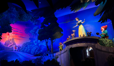 Inside the attraction, the cottage scene received special attention: the walls were completely sanded down and repainted, restoring them to a finish as vibrant as when Disneyland Park first opened. The woodwork, from the platforms to the beams, was also repainted by hand, as were the figures of the Dwarfs, all of which were touched up at the Central Workshops of Disneyland Paris.