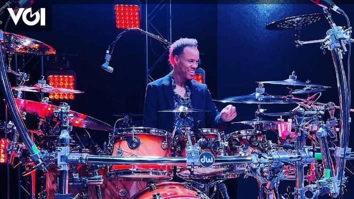 Earth Wind & Fire Drummer John Paris' Condition Improves After Coma
English: Earth Wind & Fire Drummer John Paris' Condition Improves After Coma