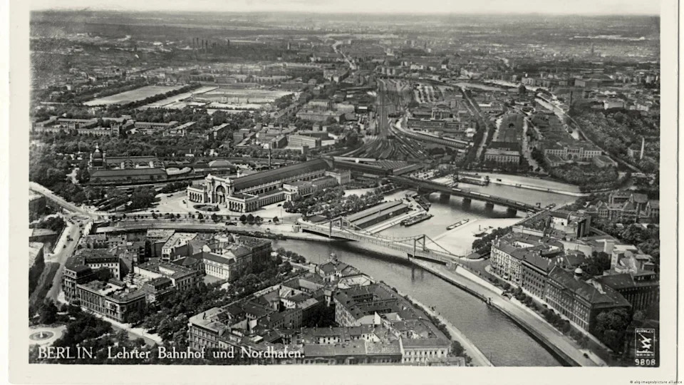 Before... - Here's an aerial view of Berlin, including Lehrter Bahnhof in the center-left side of the picture, in 1930. That was also the year that the S-Bahn was added, bringing about modernization and increased service frequency at the city station.<span class="copyright">akg-images/picture alliance</span>