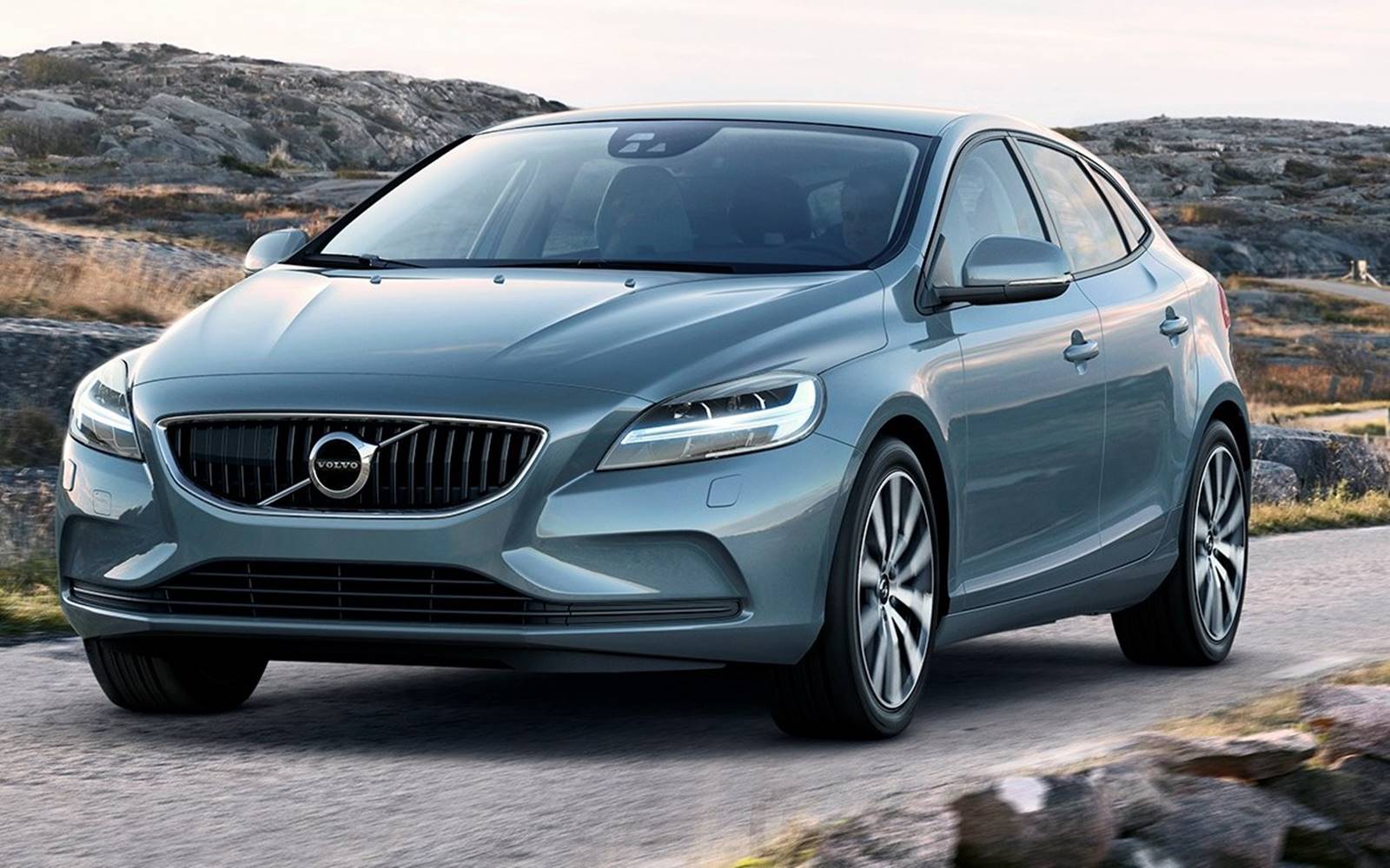 Cheaper than Fiat Pulse, Renault Kardian, and Volkswagen Tera: with a 2.0 turbo engine of 190 hp, 30.6 kgfm torque, automatic transmission, and Swedish safety package, this premium hatch delivers sports car performance at the price of a new compact: meet the Volvo V40 T4 Momentum 2017.