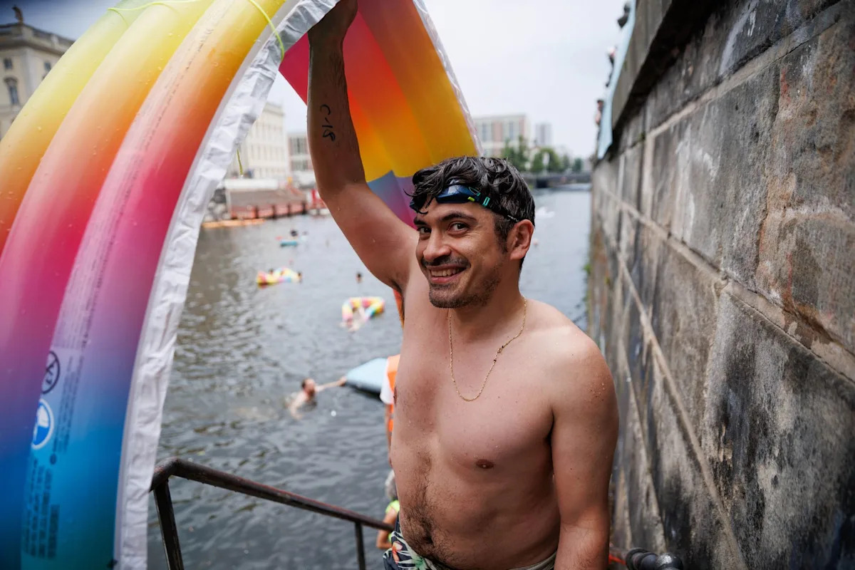 Hundreds of swimmers lobby to end Berlin's ban on Spree River swimming
