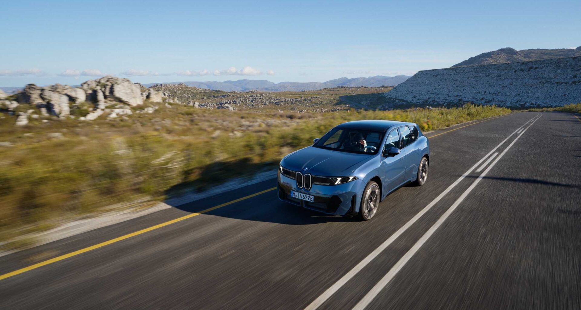 BMW innovation campaign enters its next round: Humorous videos showcase intelligent technologies in the BMW iX3 and BMW i7.