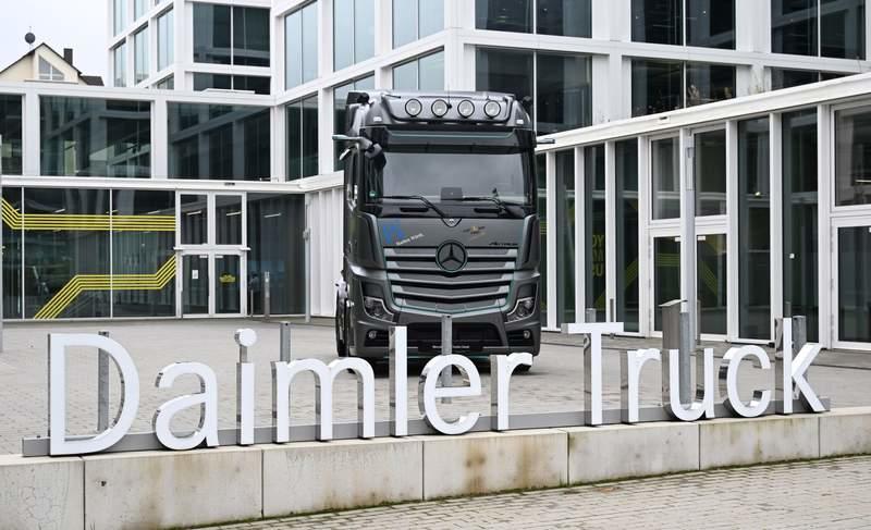 FILE PHOTO: The Daimler Truck logo is displayed at the commercial vehicle manufacturer's headquarters. (is associated with: «Daimler forms truck defence unit, targets €1bn in revenues by 2028») Bernd Weißbrod/dpa
