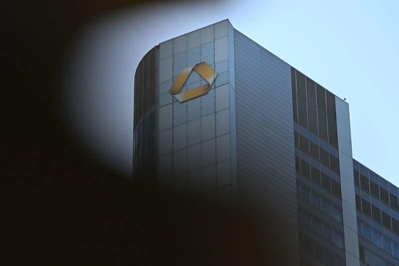 The bank's logo hangs on the Commerzbank Tower in Frankfurt. (is associated with: «Italy's UniCredit secures more than a third of Germany's Commerzbank») Michael Brandt/dpa