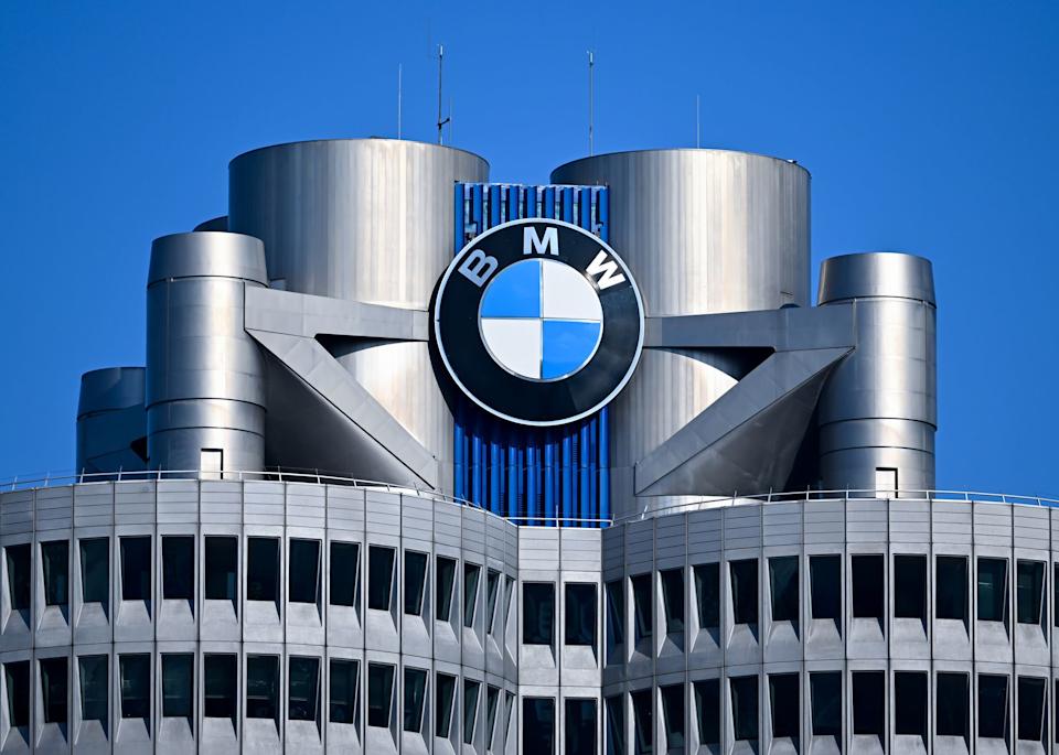 FILE PHOTO: The BMW brand logo can be seen on the BMW four-cylinder, also known as the BMW Tower and BMW Tower, the main administration building and landmark of the vehicle manufacturer BMW. (is associated with: «BMW cuts earnings forecast on weaker Chinese market, Iran war») Sven Hoppe/dpa