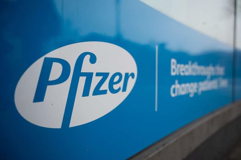 FILE PHOTO - The logo of the pharmaceutical company Pfizer is displayed at a Pfizer company headquarters. (is associated with: «Pfizer pulls out of summit with Germany's Merz over health care reform») Christophe Gateau/dpa