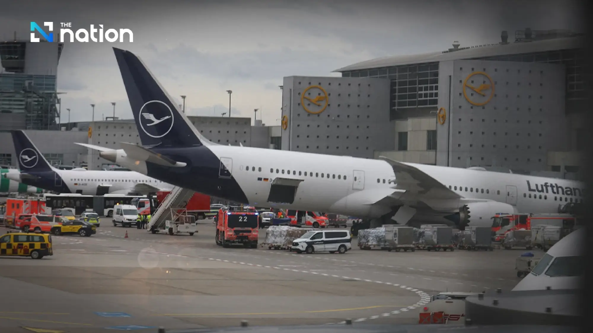 Lufthansa 787 nose gear collapses at Frankfurt gate, injuring several