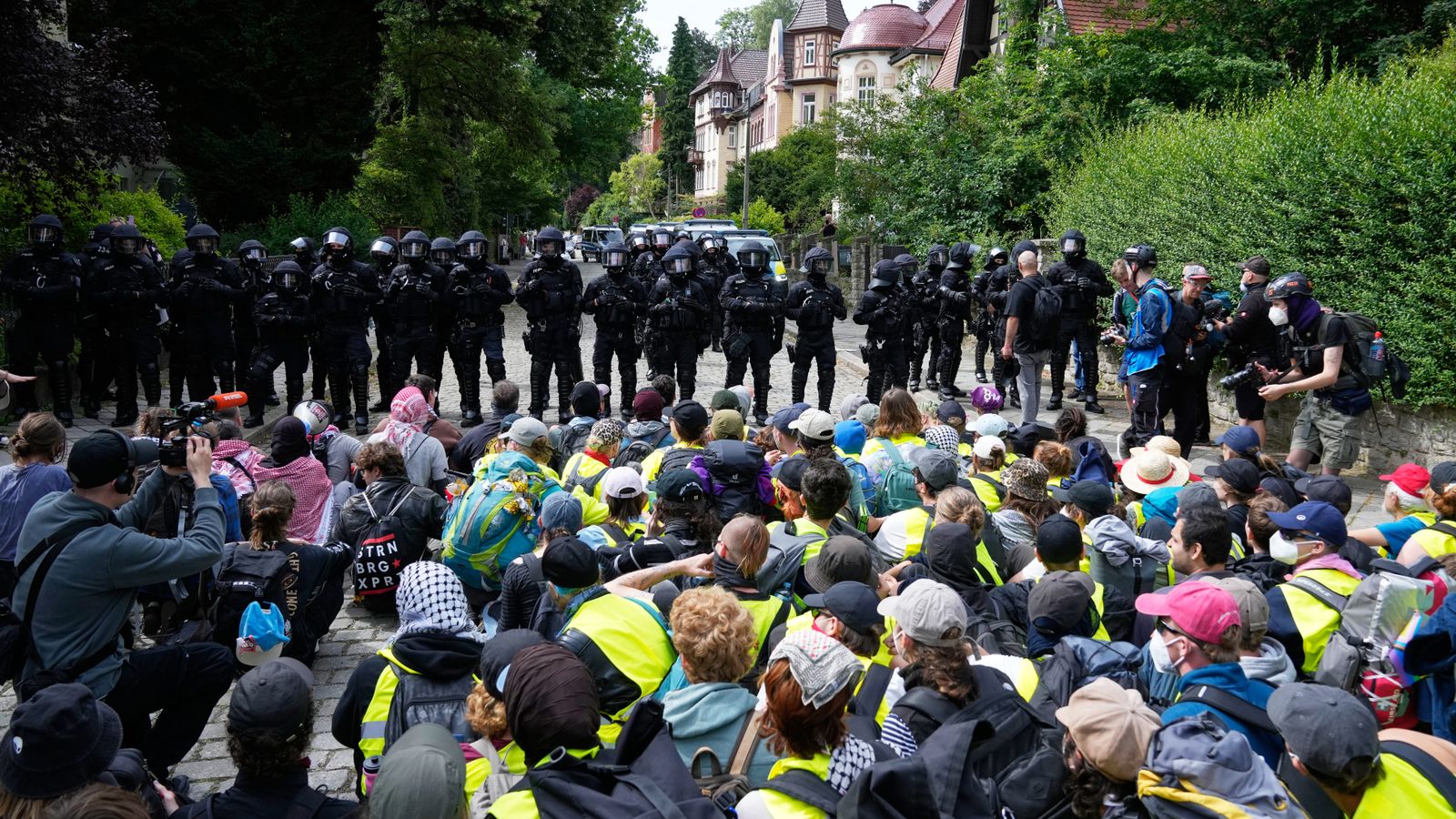 Far-right Alternative for Germany holds party congress: Police violence and political support pave the way to government