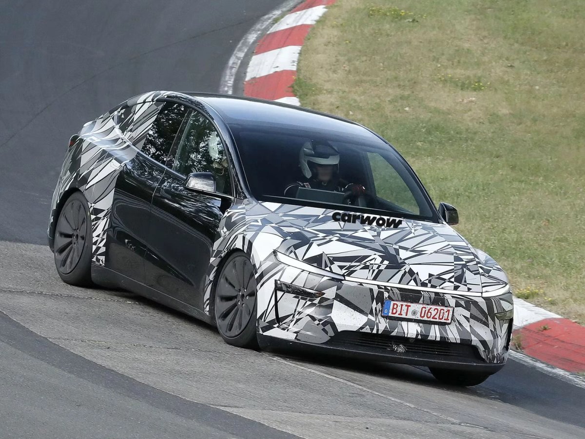 Tesla's 6-Seat Model Y L Spotted in Germany Ahead of European Launch