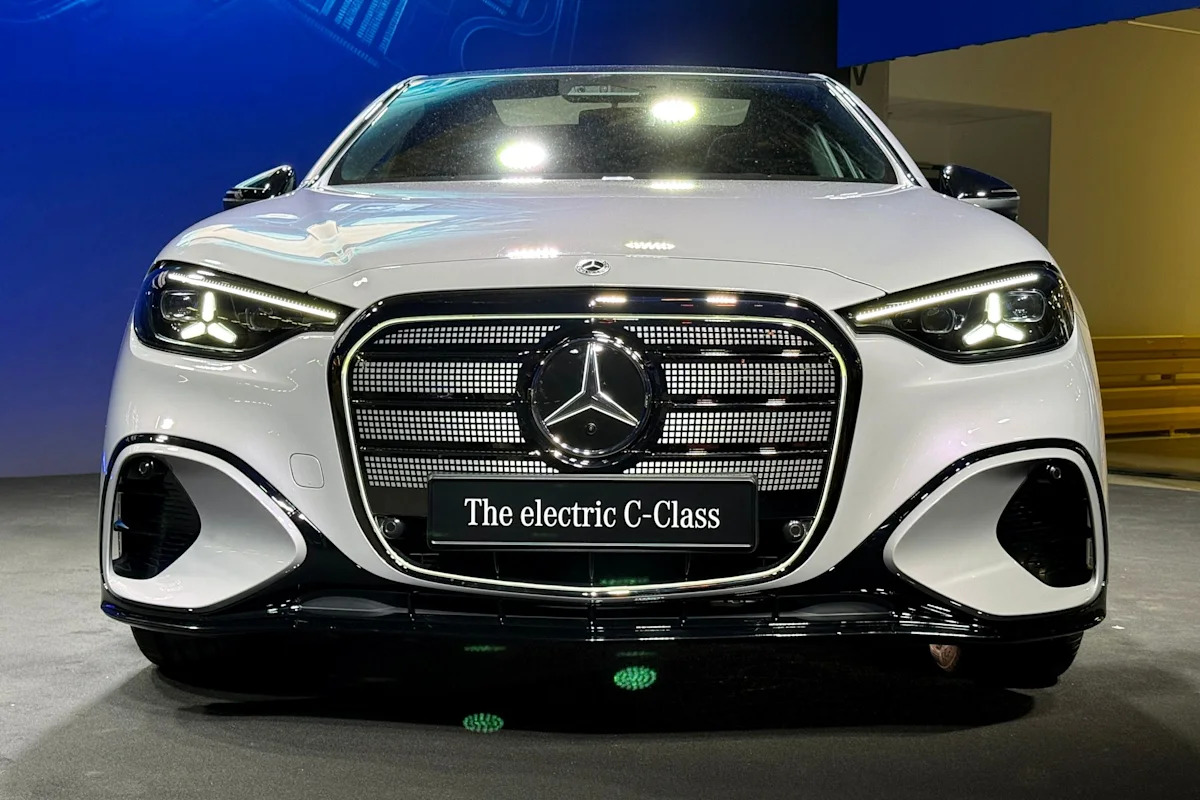 Mercedes boss praises major Hungarian plant as 'benchmark in Europe'
