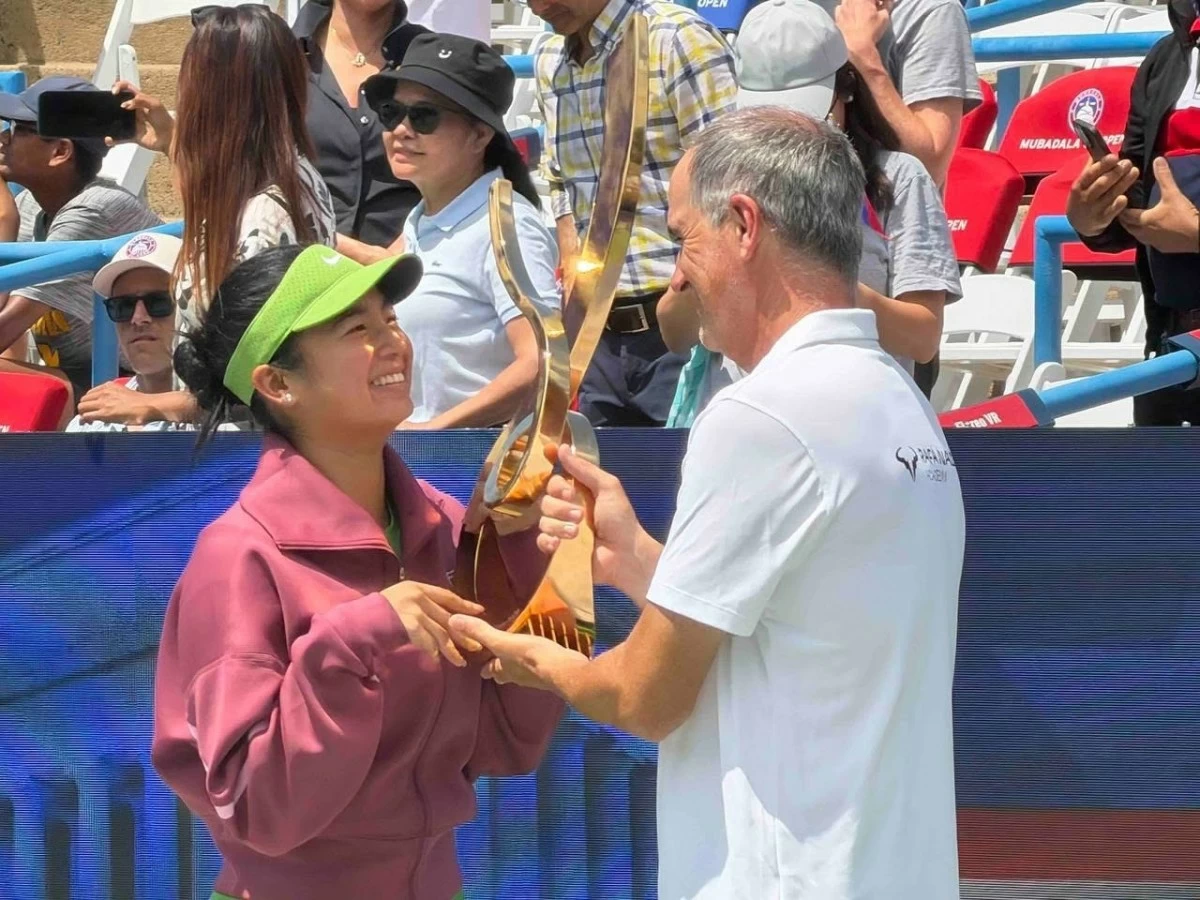 Alex Eala, left, shares a moment with coach Joan Bosch after winning the WTA 500 Mubadala D.C. Open.(Philippine Tennis Association - Philta)