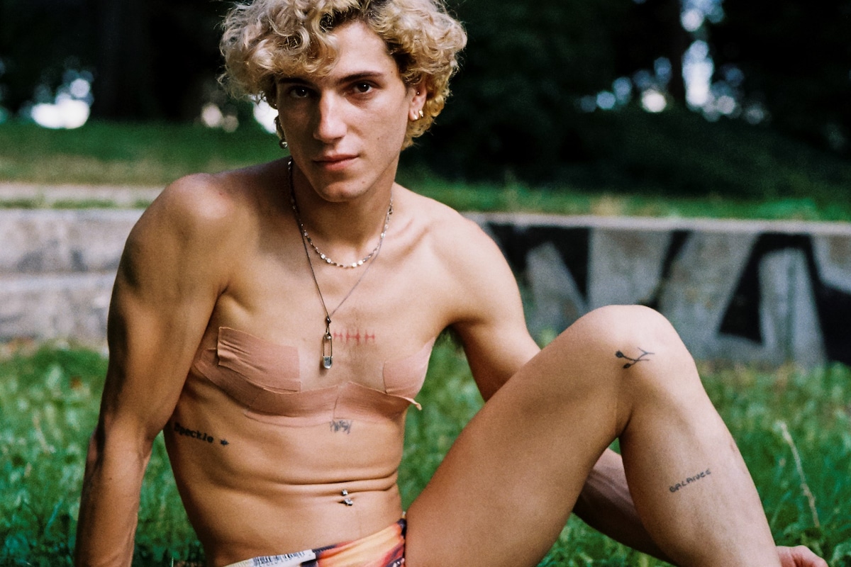 Blissful photos of friends reuniting amid a steamy Berlin summer