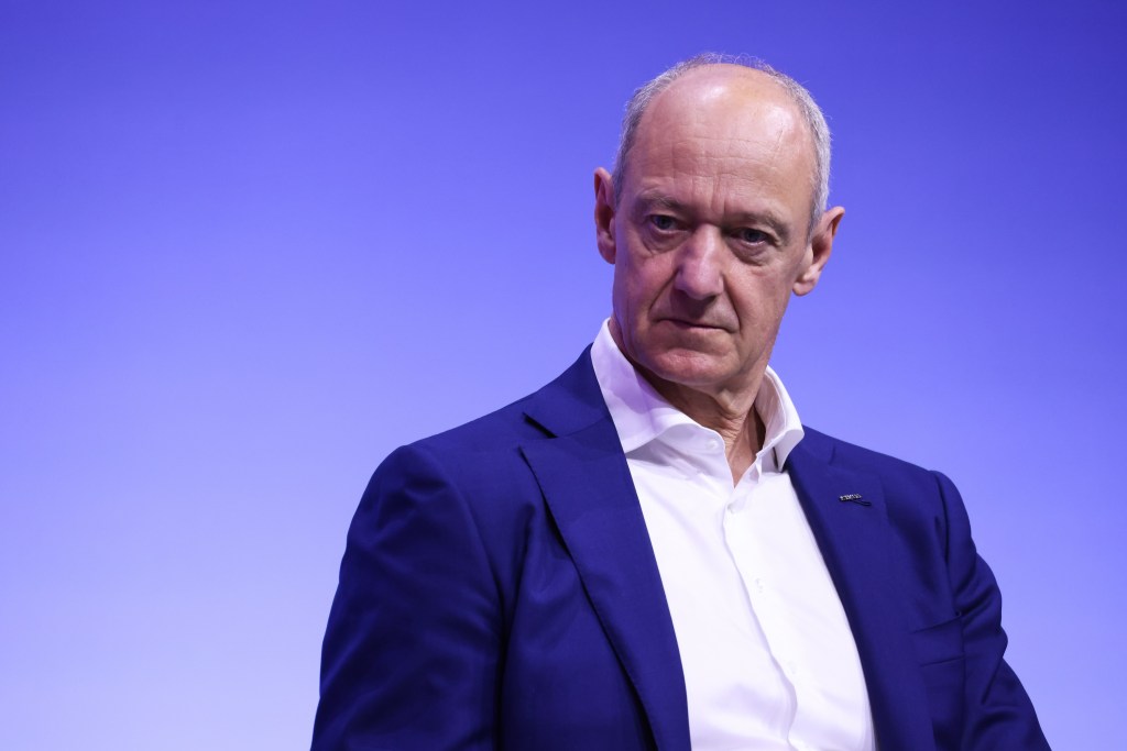 $251 Billion Siemens CEO Responds to Emails with Just 2 Letters