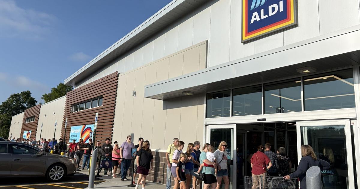 Over 300 attend grand opening of new Springfield Aldi | Local